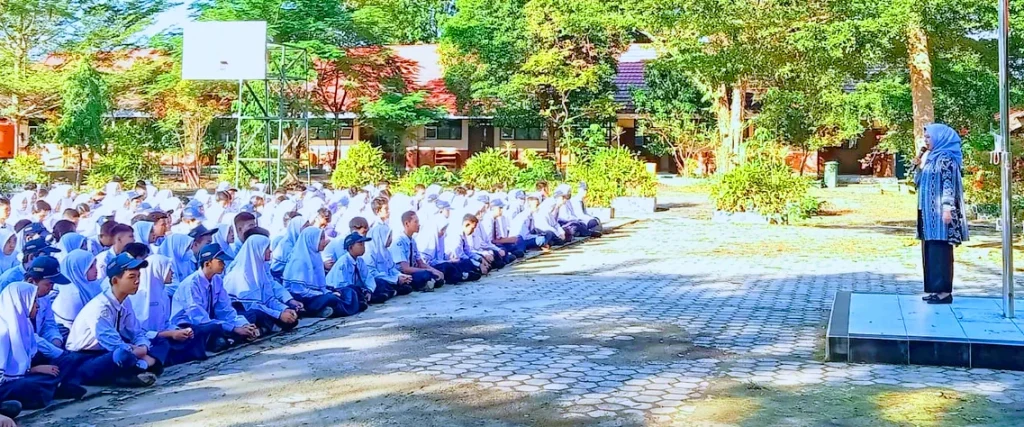 Upacara Senin dan Perkenalan Kepala Sekolah Baru di SMP Negeri 8 Banjarbaru 2024